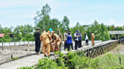 Babinsa Tanjung Tengah Dampingi Tim Survei Dan Verifikasi Rencana Kampung Nelayan Merah Putih