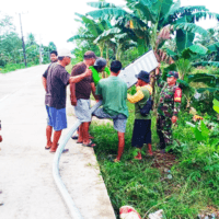 Peduli Penerangan, Babinsa Babulu Laut Bersama Warga Gotong Royong Dirikan Lampu Penerangan Jalan