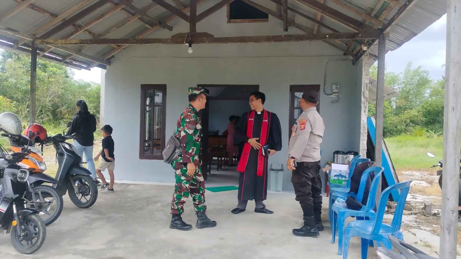 Yakinkan Aman, Babinsa dan Bhabinkamtibmas Sidorejo Kawal Ibadah Jumat Agung Yakinkan Aman, Babinsa dan Bhabinkamtibmas Sidorejo Kawal Ibadah Jumat Agung