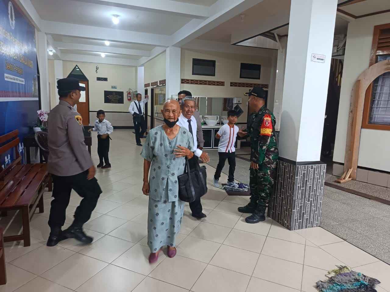 Babinsa Gunung Steleng Pastikan Ibadah Jumat Agung di Gereja Berlangsung Aman dan Khidmat Babinsa Gunung Steleng Pastikan Ibadah Jumat Agung di Gereja Berlangsung Aman dan Khidmat