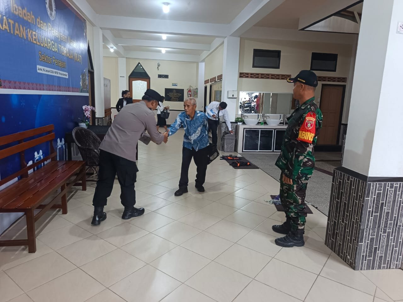 Babinsa Gunung Steleng Pastikan Ibadah Jumat Agung di Gereja Berlangsung Aman dan Khidmat