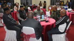 Kodim 1714/Puncak Jaya dan Polri Kawal Ketat Gubernur Papua Tengah Tinjau Korban Insiden Sinak, Instruksikan Status Tanggap Darurat dan Biaya Medis Ditanggung Penuh