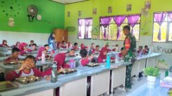 Babinsa Saloloang Dampingi Pelaksanaan Program Makan Bergizi Gratis
