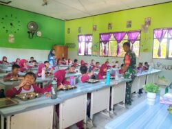 Babinsa Saloloang Dampingi Pelaksanaan Program Makan Bergizi Gratis