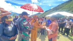 TNI-Polri Kawal Ketat Penyaluran Bantuan Pengungsi Kampung Kembru di Puncak Jaya