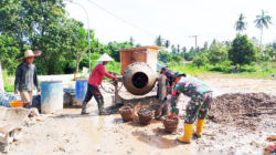 Babinsa Sesumpu Peduli, Turun Langsung Bantu Warga Bangun Rumah