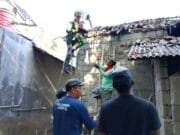 Wujudkan Hunian Layak, Babinsa Kanigoro Bahu Membahu Perbaiki Rumah Warga