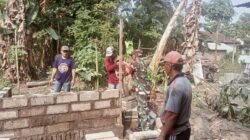 Kerja Bakti Bangun MCK Babinsa Gandean Bersama Warga, Tingkatkan Kesehatan Lingkungan