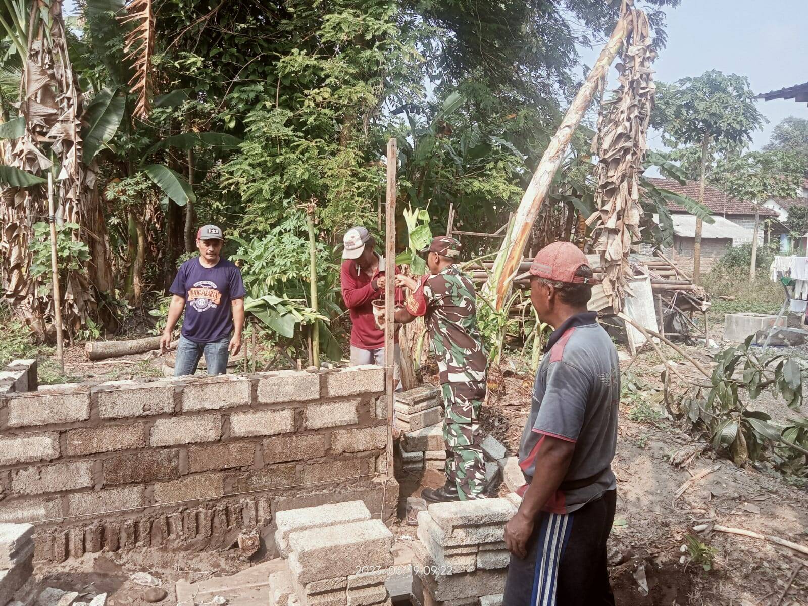 Kerja Bakti Bangun MCK Babinsa Gandean Bersama Warga, Tingkatkan Kesehatan Lingkungan Kerja Bakti Bangun MCK Babinsa Gandean Bersama Warga, Tingkatkan Kesehatan Lingkungan