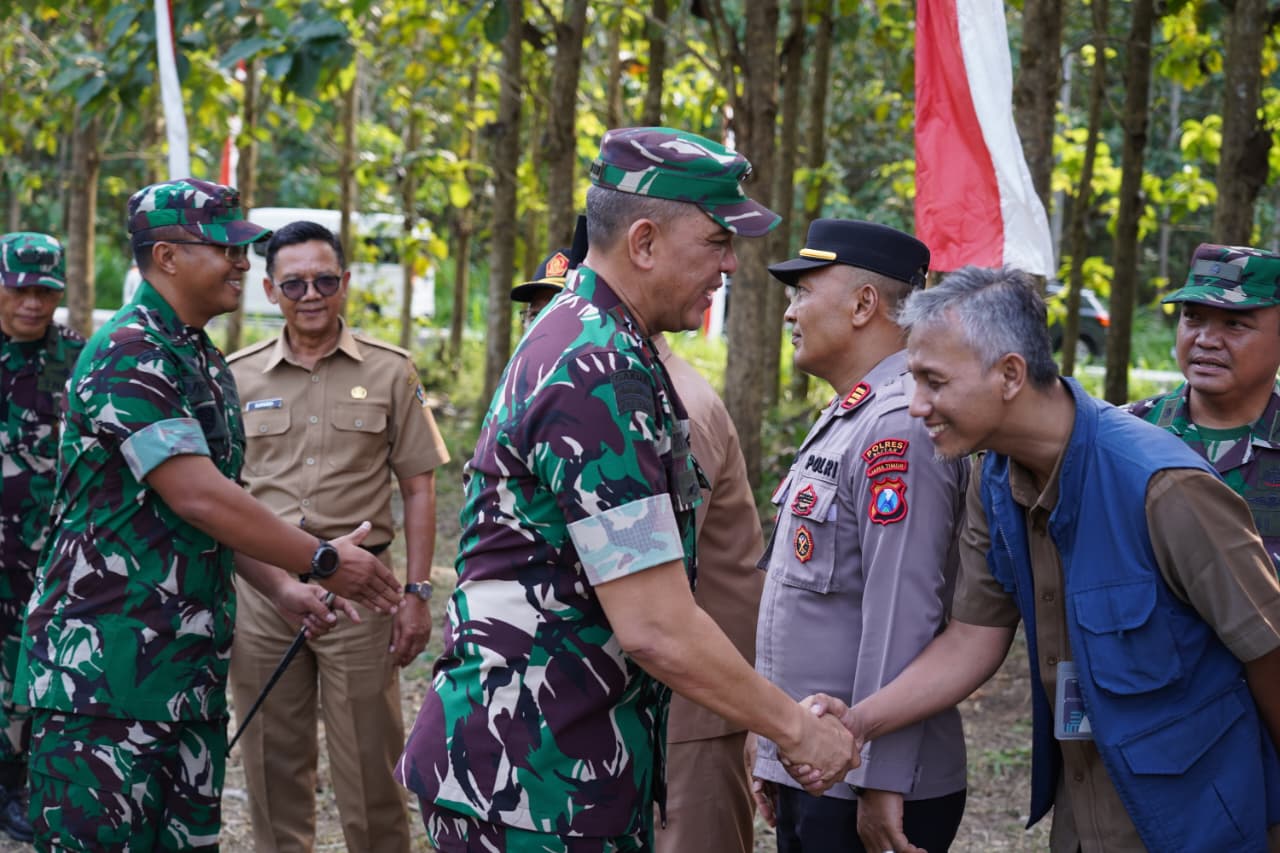Dandim 0808/Blitar Dampingi Pangdam V/Brw Kunjungi Lokasi Brigif/Yonif TP Di Kesamben