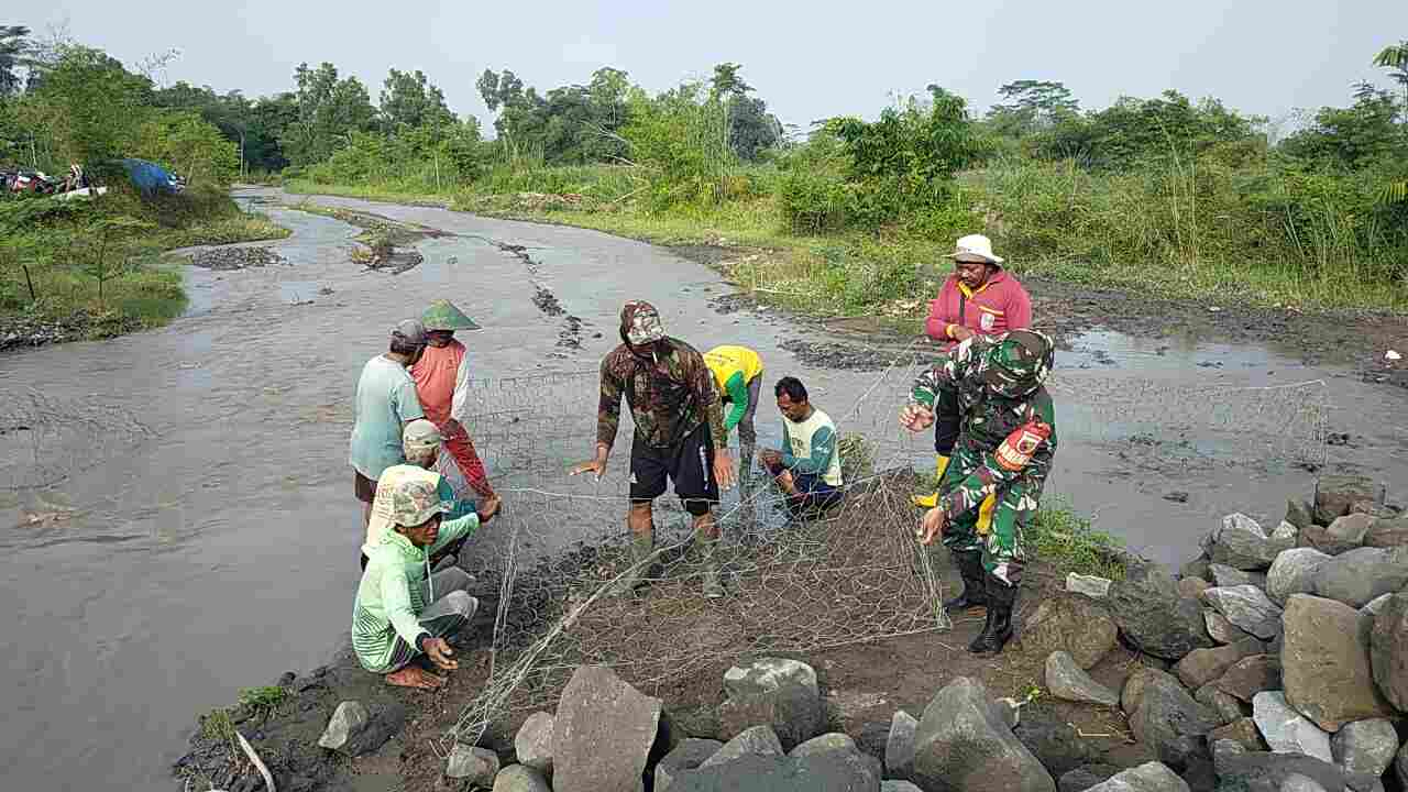 Demi Kelancaran Irigasi Pertanian, Babinsa Kamulan Dampingi Pembersihan Sungai Sodetan Kaliputih Demi Kelancaran Irigasi Pertanian, Babinsa Kamulan Dampingi Pembersihan Sungai Sodetan Kaliputih
