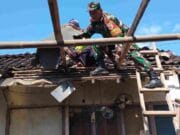 Gotong Royong Rehab RTLH, Babinsa Pakunden Bersama Warga Wujud Kepedulian Untuk Masyarakat