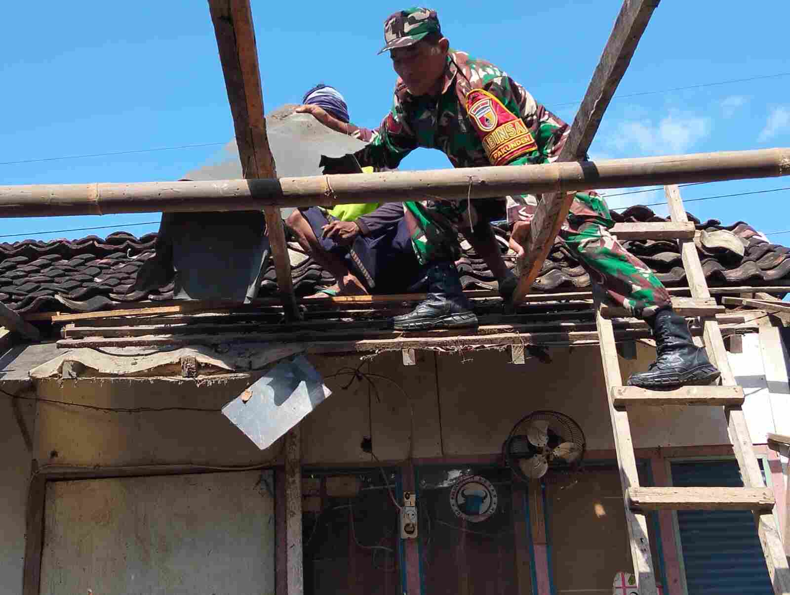 Gotong Royong Rehab RTLH, Babinsa Pakunden Bersama Warga Wujud Kepedulian Untuk Masyarakat Gotong Royong Rehab RTLH, Babinsa Pakunden Bersama Warga Wujud Kepedulian Untuk Masyarakat