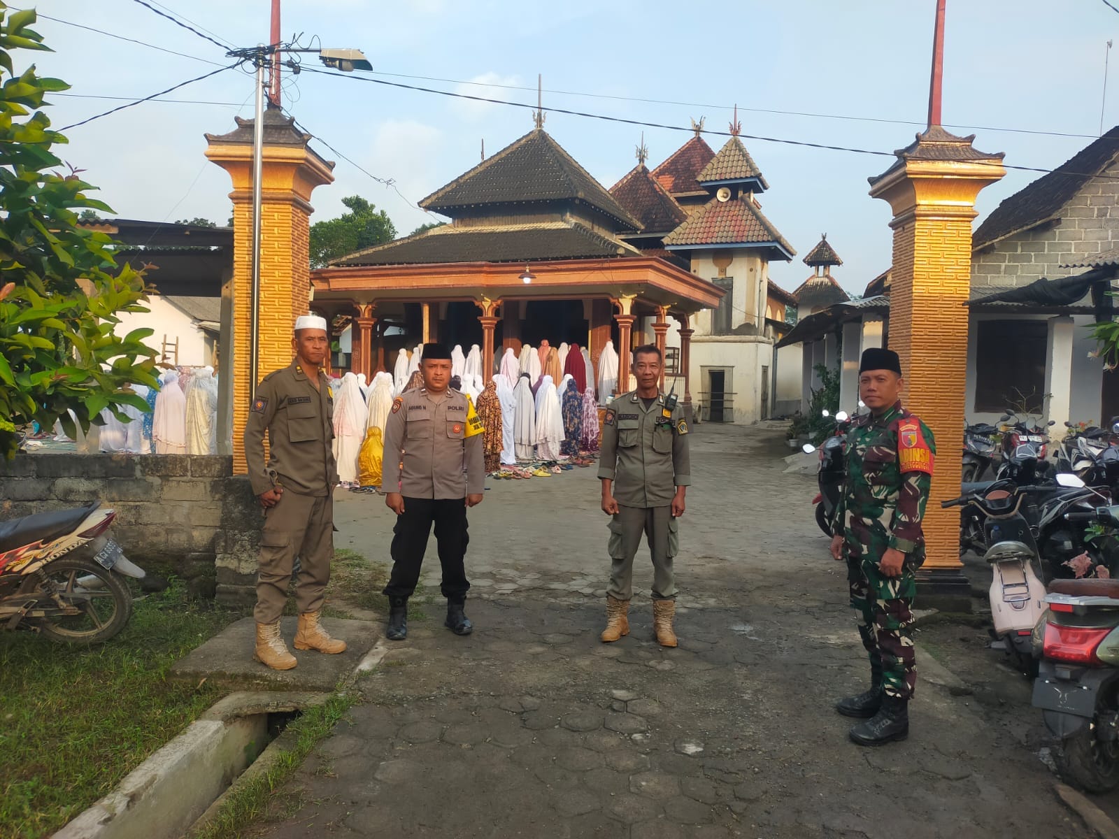 Dandim 0808/Blitar Laksanakan Sholat Idul Adha di Masjid Agung Kota Blitar, Tekankan Pengamanan Jamaah Dandim 0808/Blitar Laksanakan Sholat Idul Adha di Masjid Agung Kota Blitar, Tekankan Pengamanan Jamaah