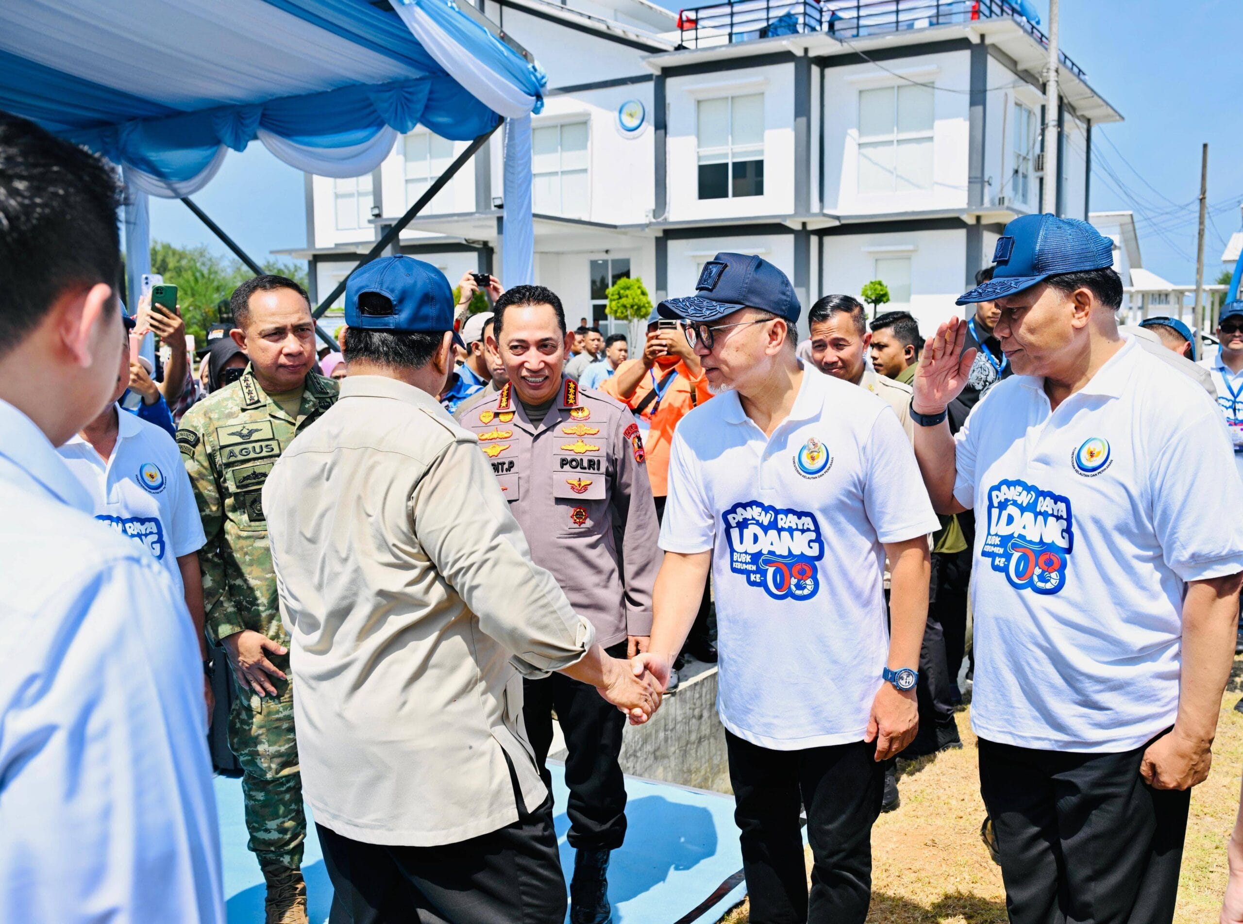 Panglima TNI Dampingi Presiden RI Prabowo Subianto Panen Raya Udang di Kebumen Panglima TNI Dampingi Presiden RI Prabowo Subianto Panen Raya Udang di Kebumen