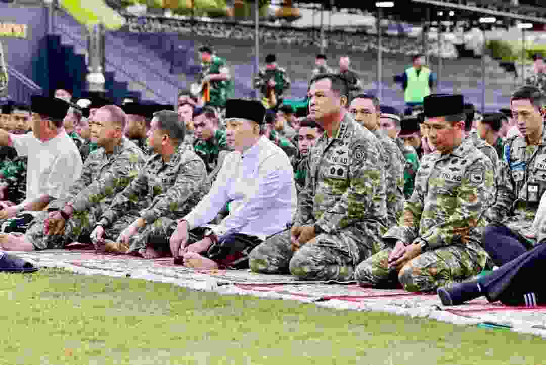 Wapang TNI Dampingi Menhan RI Shalat Idul Adha Bersama Prajurit dan Masyarakat di Papua Barat Wapang TNI Dampingi Menhan RI Shalat Idul Adha Bersama Prajurit dan Masyarakat di Papua Barat