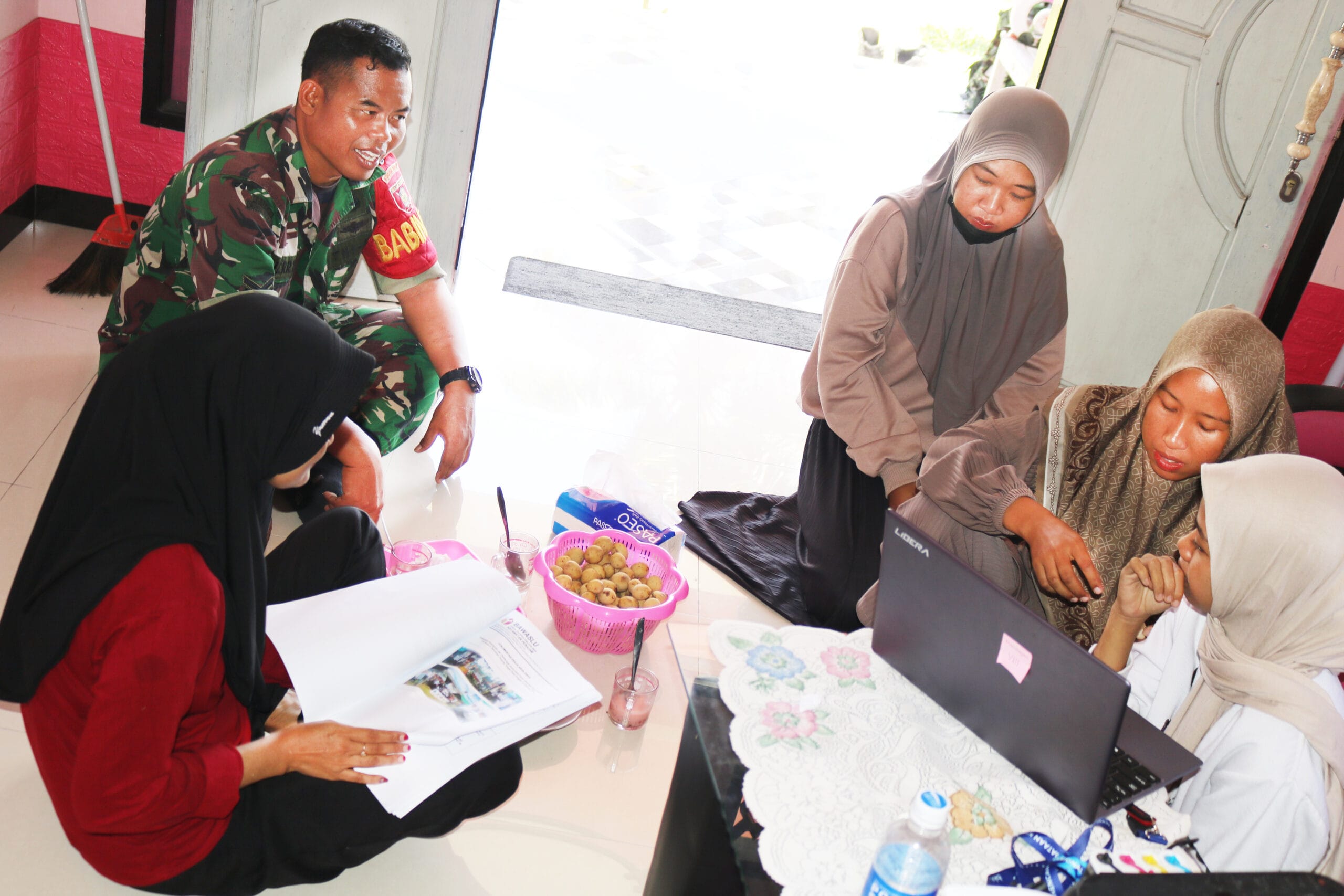 Jalis Silahturrahmi, Babinsa Koramil Penajam Perkuat Komsos dengan Warga Desa Binaan Jalis Silahturrahmi, Babinsa Koramil Penajam Perkuat Komsos dengan Warga Desa Binaan