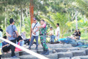 Pantau Wilayah Binaan, Babinsa Tanjung Tengah Komsos Dengan Pengunjung Obyek Wisata Pantau Wilayah Binaan, Babinsa Tanjung Tengah Komsos Dengan Pengunjung Obyek Wisata