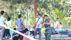 Pantau Wilayah Binaan, Babinsa Tanjung Tengah Komsos Dengan Pengunjung Obyek Wisata