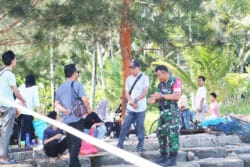 Pantau Wilayah Binaan, Babinsa Tanjung Tengah Komsos Dengan Pengunjung Obyek Wisata