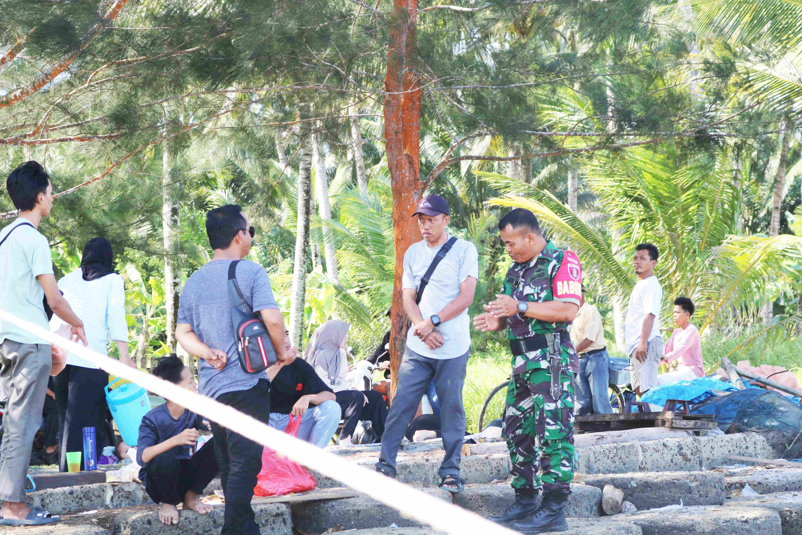 Pantau Wilayah Binaan, Babinsa Tanjung Tengah Komsos Dengan Pengunjung Obyek Wisata Pantau Wilayah Binaan, Babinsa Tanjung Tengah Komsos Dengan Pengunjung Obyek Wisata
