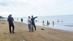Berikan Rasa Nyaman,Babinsa Tanjung Tengah Komsos Dengan Pengunjung dan Tekankan Kewaspadaan