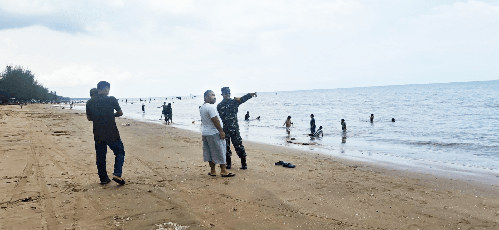 Berikan Rasa Nyaman,Babinsa Tanjung Tengah Komsos Dengan Pengunjung dan Tekankan Kewaspadaan