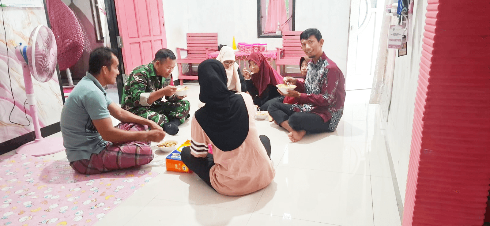 Dengan Komsos, Cara Babinsa Tanjung T Mendekatkan Diri kepada Masyarakat Dengan Komsos, Cara Babinsa Tanjung T Mendekatkan Diri kepada Masyarakat