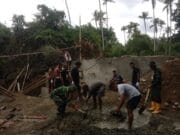 Penuh Semangat, TNI dan Warga Gotong Royong Cor Dudukan Jembatan Garuda