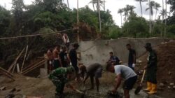 Penuh Semangat, TNI dan Warga Gotong Royong Cor Dudukan Jembatan Garuda