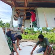 Pemasangan Plafon RTLH TMMD Ke-128 Kodim 1801/Manokwari Terus Dikebut