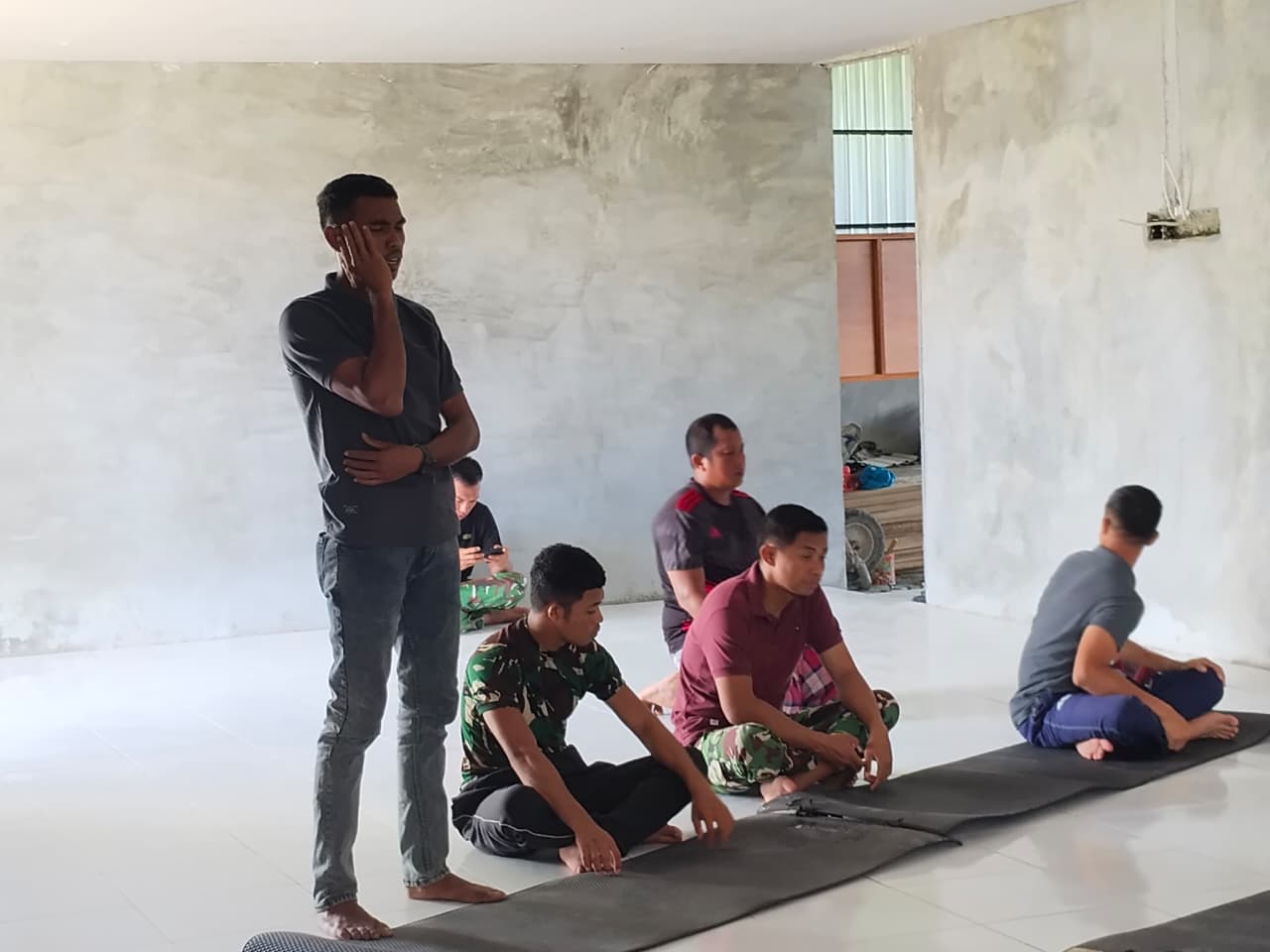 Satgas TMMD ke 128 Kodim 1801/Manokwari Bersama Warga Tetap Tunaikan Sholat Jum’at