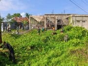 Koramil 1505-03/Maba Bersama Warga Laksanakan Karya Bakti Bersihkan Lingkungan Desa