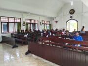Iman dan Kerohanian Terjaga, Anggota Satgas TMMD ke-128 Kodim 1801/Manokwari Laksanakan Ibadah Minggu Bersama Warga