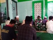 Kebersamaan Satgas TMMD Ke-128 dan Warga Brabe Terjalin Lewat Sholat Berjamaah di Masjid Al Karomah