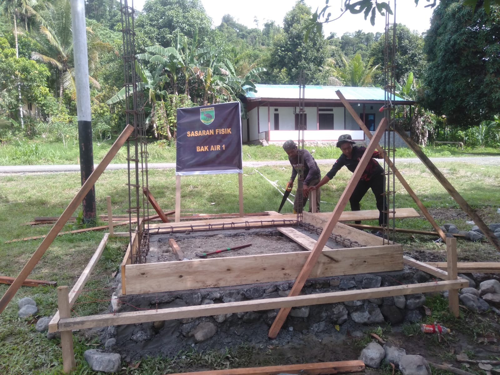 Bangun Bak Penampungan Air Bersih TMMD Ke-128 Kodim 1801/Manokwari Capai Tahap Pemasangan Rangka Besi