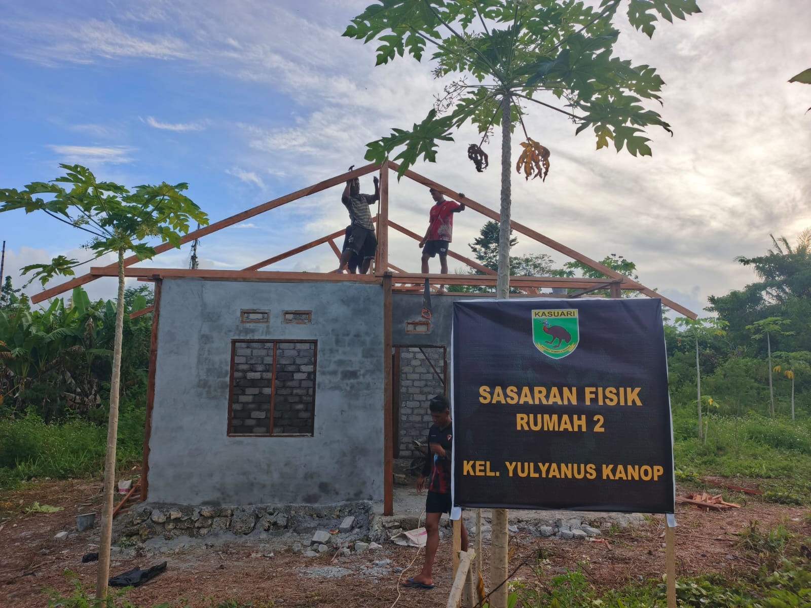 Satgas TMMD Ke-128 Kodim 1801/Manokwari Pasang Rangka Atap Rumah Warga di Kampung Tanah Rubuh