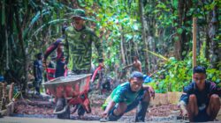 Pasi Ops Kodim 1801/Manokwari Turun Langsung Ikut Pengecoran Jalan TMMD Ke-128 di Kampung Tanah Rubuh