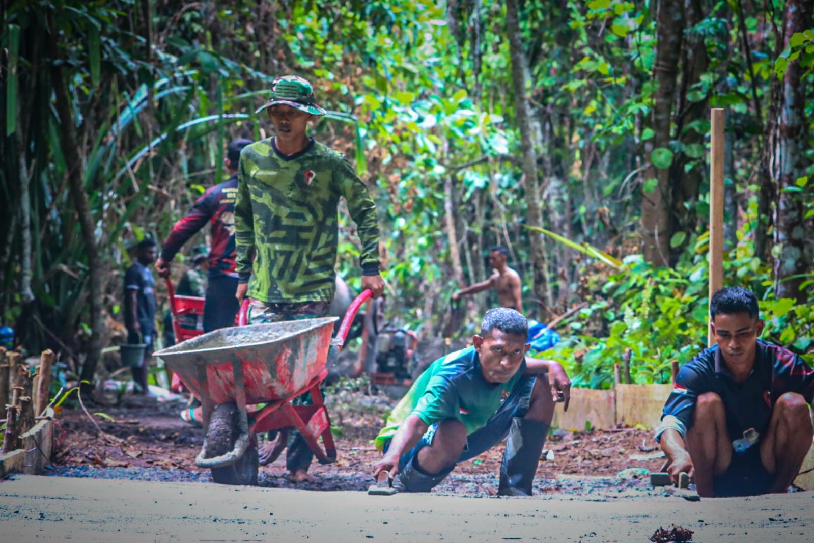 Pasi Ops Kodim 1801/Manokwari Turun Langsung Ikut Pengecoran Jalan TMMD Ke-128 di Kampung Tanah Rubuh