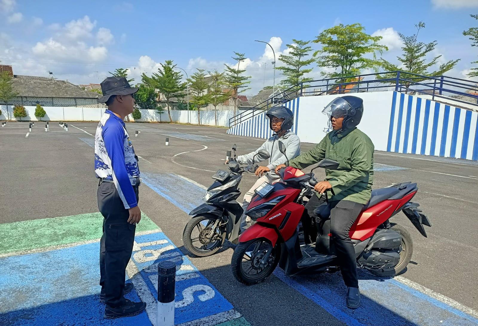 Warga Tuban Antusias, Polantas Menyapa Sambil Jelaskan Perpanjangan SIM