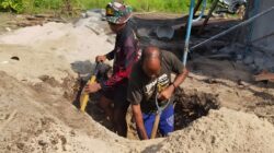 TNI Laksanakan Penggalian Septictank Rumah Warga dalam Program TMMD ke-128 Kodim 1801/Manokwari