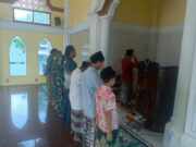 Tingkatkan Kemanunggalan, Satgas TMMD Ke-128 Sholat Asar Berjamaah Bersama Warga Desa Brabe