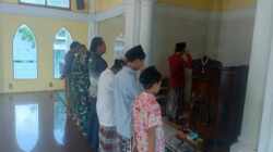 Tingkatkan Kemanunggalan, Satgas TMMD Ke-128 Sholat Asar Berjamaah Bersama Warga Desa Brabe