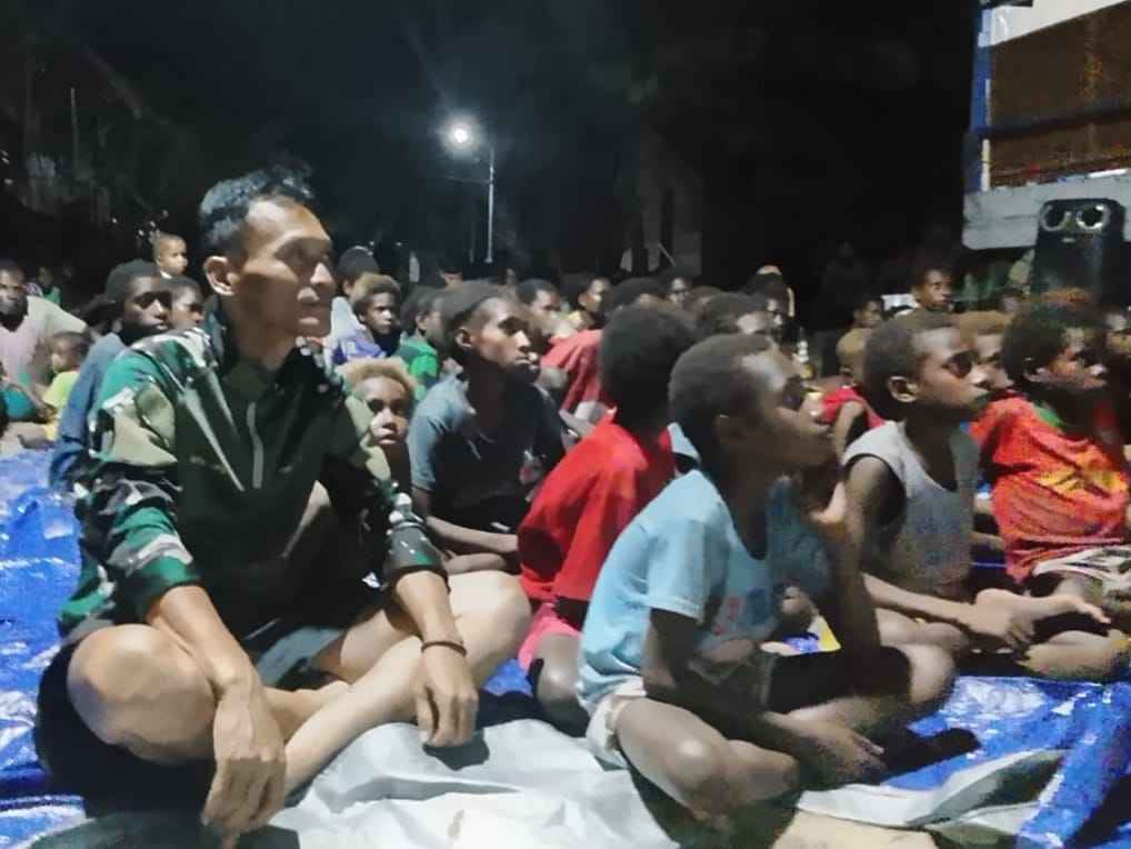 Nonton Bareng Film Edukasi, Satgas TMMD Bagikan Makanan Bergizi kepada Anak-Anak Kampung Keakwa