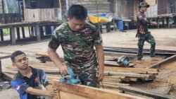 Satgas TMMD Tuntaskan Pemasangan Pintu MCK Umum di Kampung Keakwa