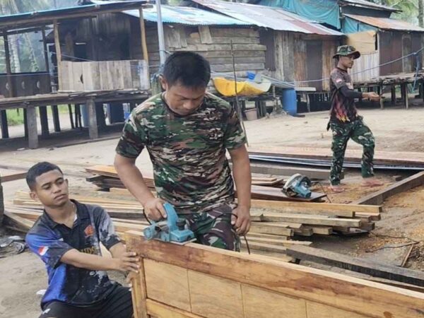 Satgas TMMD Tuntaskan Pemasangan Pintu MCK Umum di Kampung Keakwa Tmmd