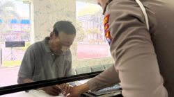 Pinggir Jalan di Tuban Jadi Tempat Konsultasi SIM, STNK dan BPKB Warga