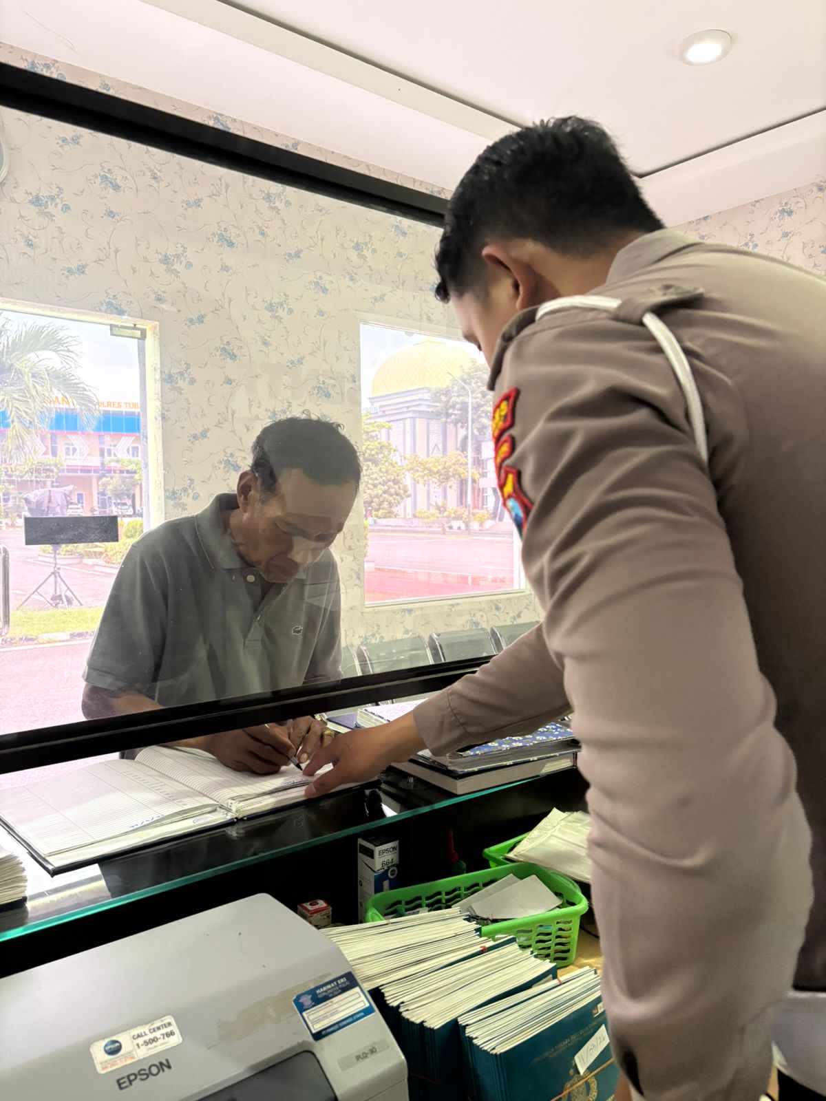 Pinggir Jalan di Tuban Jadi Tempat Konsultasi SIM, STNK dan BPKB Warga Pinggir Jalan di Tuban Jadi Tempat Konsultasi SIM, STNK dan BPKB Warga