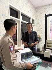 Dari Helm di Tangan ke Pertanyaan Pajak, Program Polantas Tuban Menyapa Bahas SIM STNK BPKB