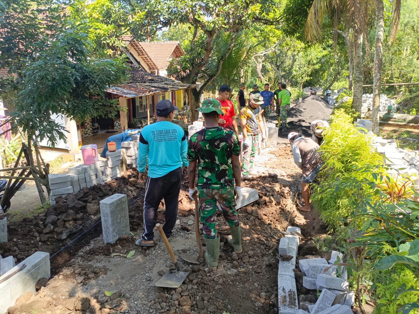 Menunju 500 meter, Satgas TMMD Ke-128 Tetap Semangat melakukan Pemasangan Bekisting Pemasangan